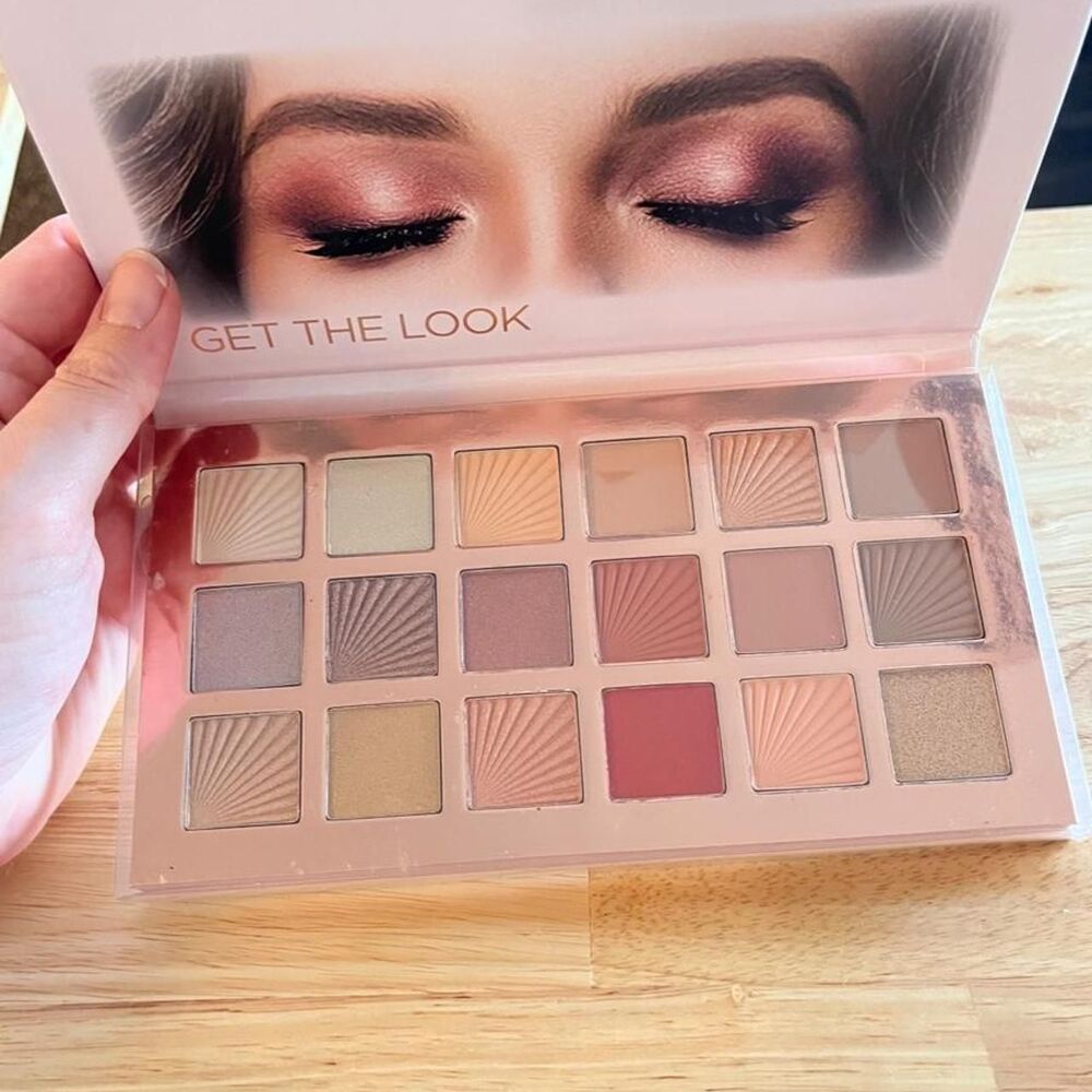 Ellen Tracy Rosy Nudes 18 Eyeshadow Palette Neutral Pink & Brown Shades